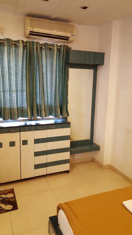 Hotel Relish Vadodara Extérieur photo